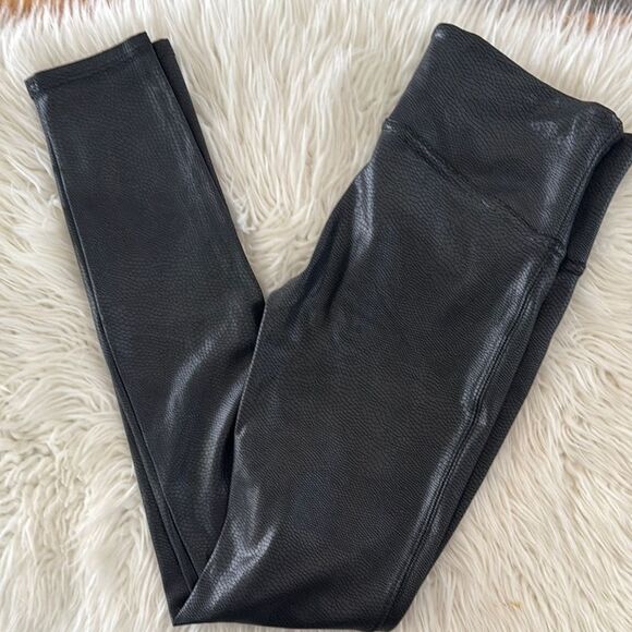 SPANX Faux Leather Black Textured Leggings Size M - Picture 2 of 9